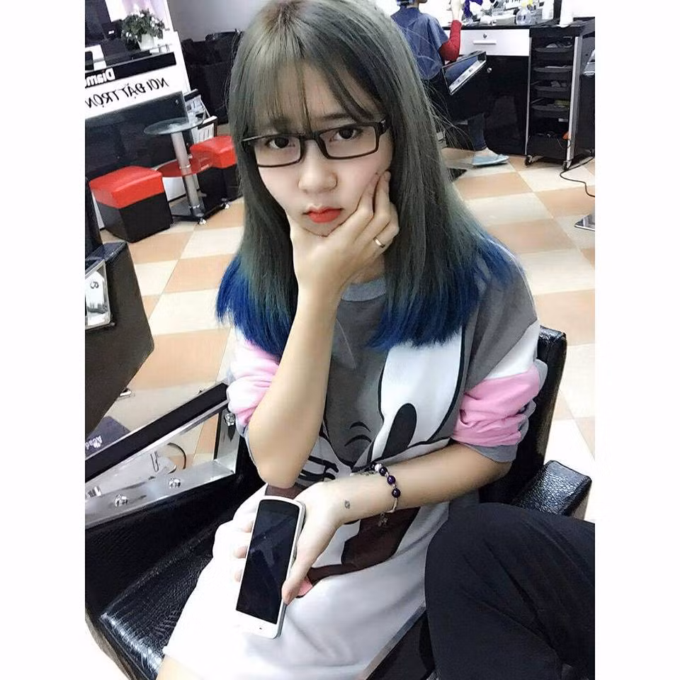 Cũng chính nhờ lượng người theo dõi khủng trên trang mạng xã hội K.L đã làm việc tại một kênh livestream khá có tiếng. Công việc của cô là thường xuyên chia sẻ hình ảnh cá nhân và livestream giao lưu với những người theo dõi.