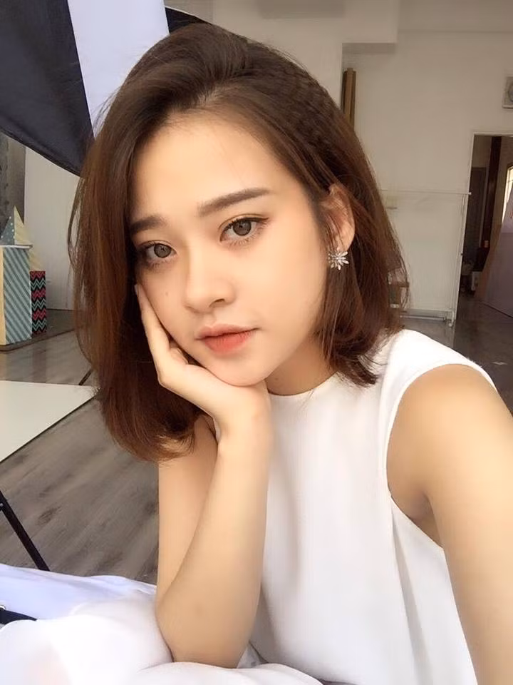 Nói về điều này, cô nàng 9X đến từ Hà Nội chia sẻ rằng cô cảm thấy rất vui khi được mọi người so sánh với Chi Pu nhưng điều đó có vẻ như hơi quá nhập khiễng vì Chi Pu là cô gái vừa xinh đẹp vừa giỏi lại nổi tiếng như vậy...