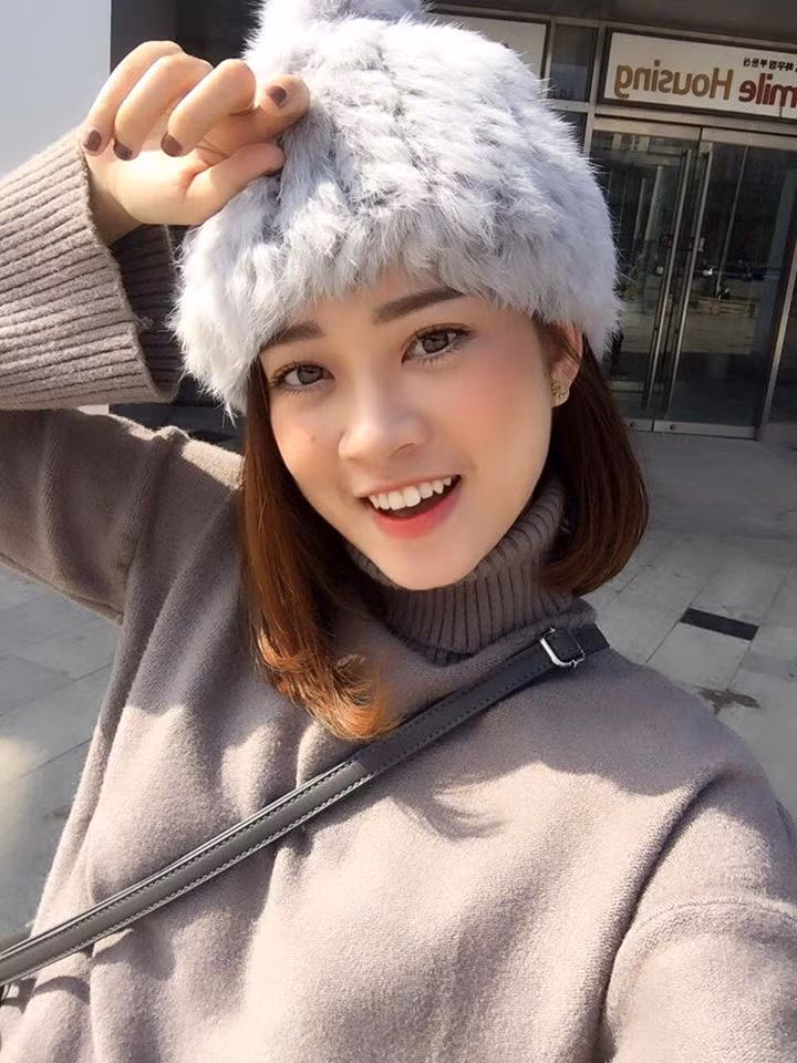 Nhiều bạn trẻ sẽ giật mình khi nhận ra cô gái này lại giống Chi Pu đến vậy, từ gương mặt tròn, làn da trắng, đôi mắt trong veo cùng nụ cười duyên dáng, cho đến gu thời trang cực năng động và trẻ trung. Ảnh trong bài: Facebook nhân vật.