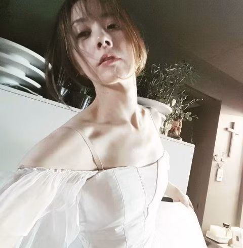 Dường như không có nếp nhăn nào xuất hiện trên gương mặt của Seo Jung Hee. Vì quá trẻ so với tuổi thật mà trên một số trang mạng, người đẹp U60 này còn bị ví như "ma cà rồng" - trẻ mãi không già.