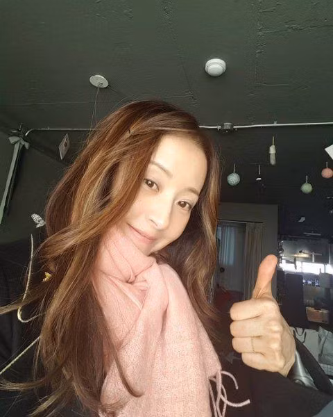 Ngắm nhìn những hình ảnh của Seo Jung Hee nhiều người không quen biết cô chỉ đoán cô ở độ tuổi 30. Nhưng họ phải ngã ngửa khi nhìn lại sơ yếu lịch của cô và tự đặt câu hỏi cho mình rằng làm sao để trẻ lâu như cựu người mẫu xứ Hàn.