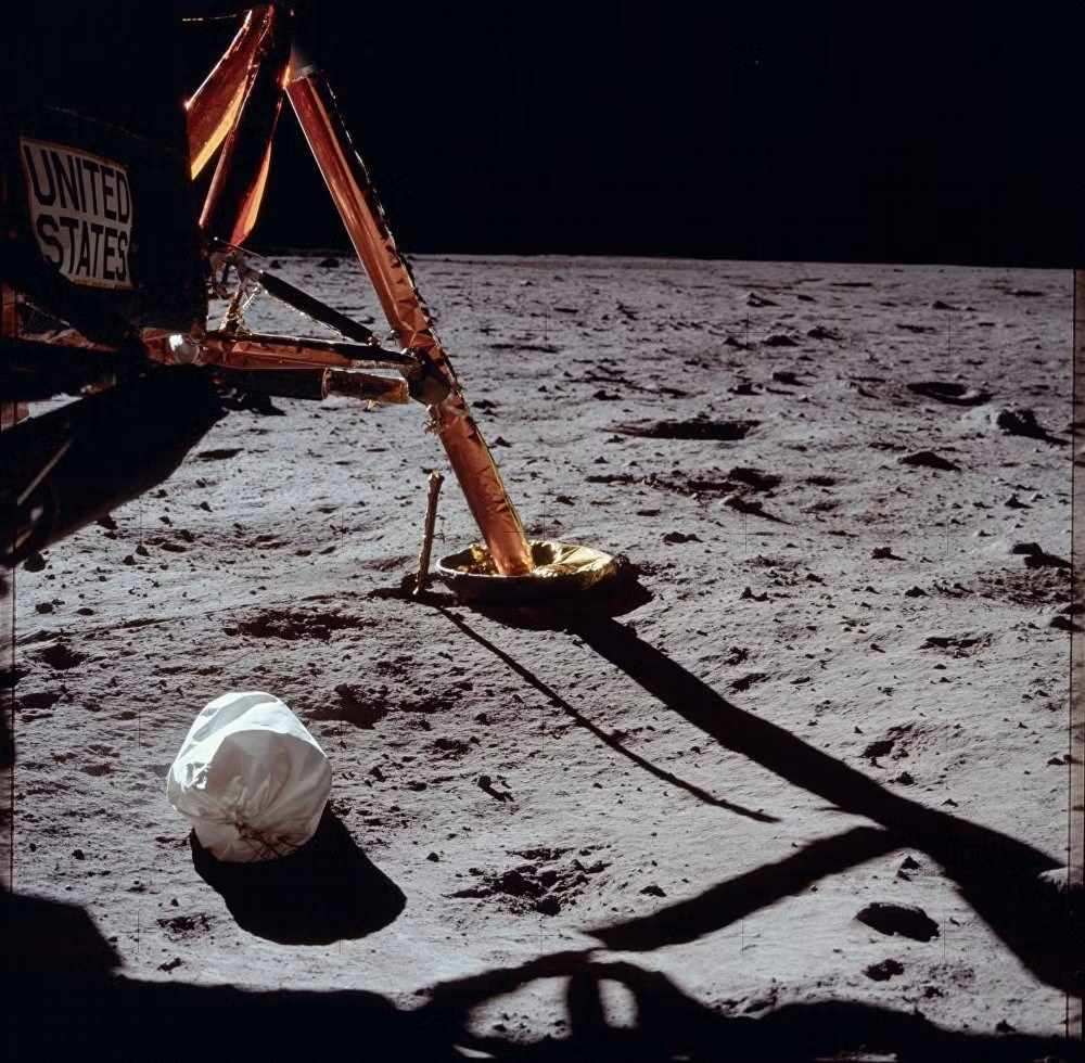 Con tàu Apollo 13 được phóng lên vào ngày 11/4/2970. Việc hạ cánh lên Mặt Trăng đã bị hủy bỏ do một bình oxy nổ gây ra tình trạng thiếu nước, mất nhiệt và năng lượng. Tuy nhiên, cả đoàn phi hành gia đã trở về Trái Đất an toàn. (Nguồn: Sputniknews).