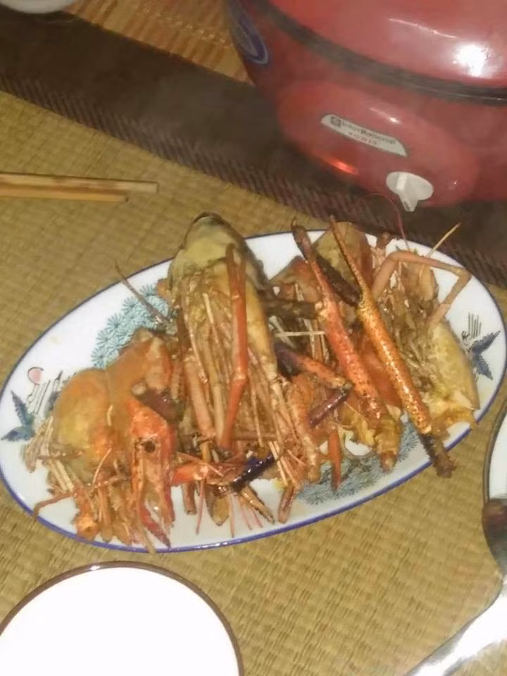 Trái ngược với cô em gái, thanh niên này lại rất thích ăn thân của con tôm nên không bao giờ xảy ra tình trạng tranh đồ ăn với em gái.