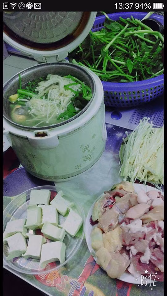 Mới đây, trên một fanpage đăng tải hình ảnh nồi cơm điện đang rán trứng kèm với dòng trạng thái: "Cuộc sống kí túc xá...Nồi cơm điện 5 trong: nấu cơm, rán trứng, kho cá, nấu canh, luộc rau, xào thịt... cân hết được"