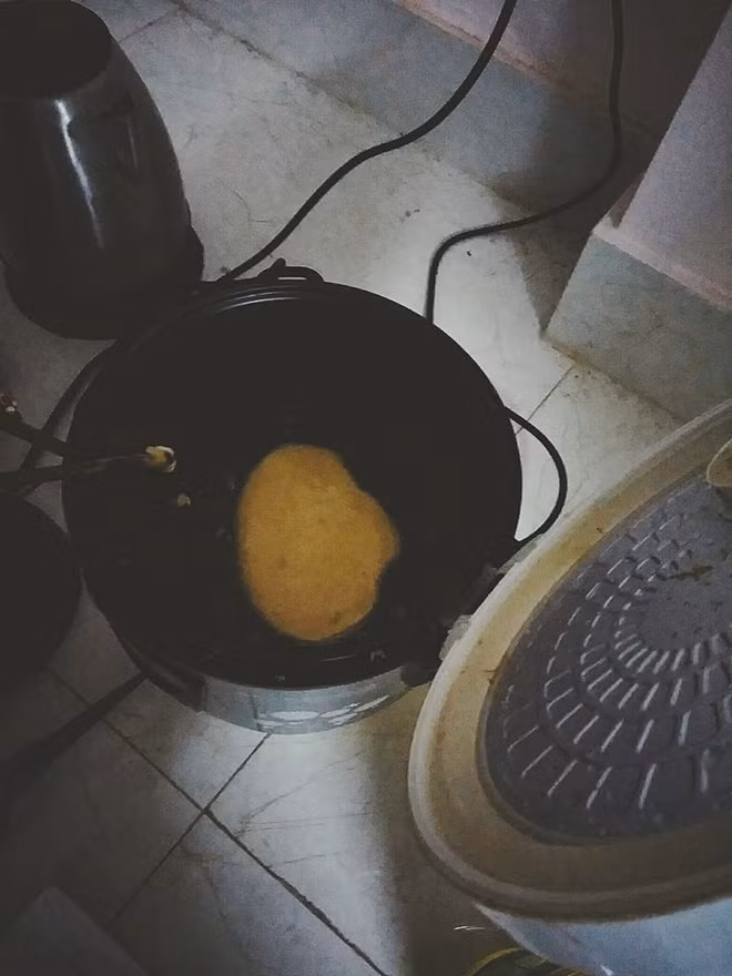 Nhiều bạn sinh viên còn sáng tạo hơn khi biến chiếc nồi cơm điện của mình để làm thành nồi nướng bánh.