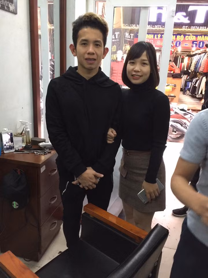Mái tóc dài bờm xờm sau hơn 1 tháng, Duy Pinky đã được lột xác để tiếp tục tập luyện thi đấu và trở lại với công việc bán son online của mình.