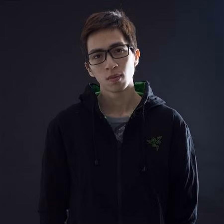 Nam streamer ViruSs tên thật là Đặng Tiến Hoàng (sinh năm 1990). Không chỉ là một người bình luận viên, anh chàng này Gamer, Caster đa tài, hào hoa của làng Liên Minh Huyền Thoại (LMHT) Việt Nam.