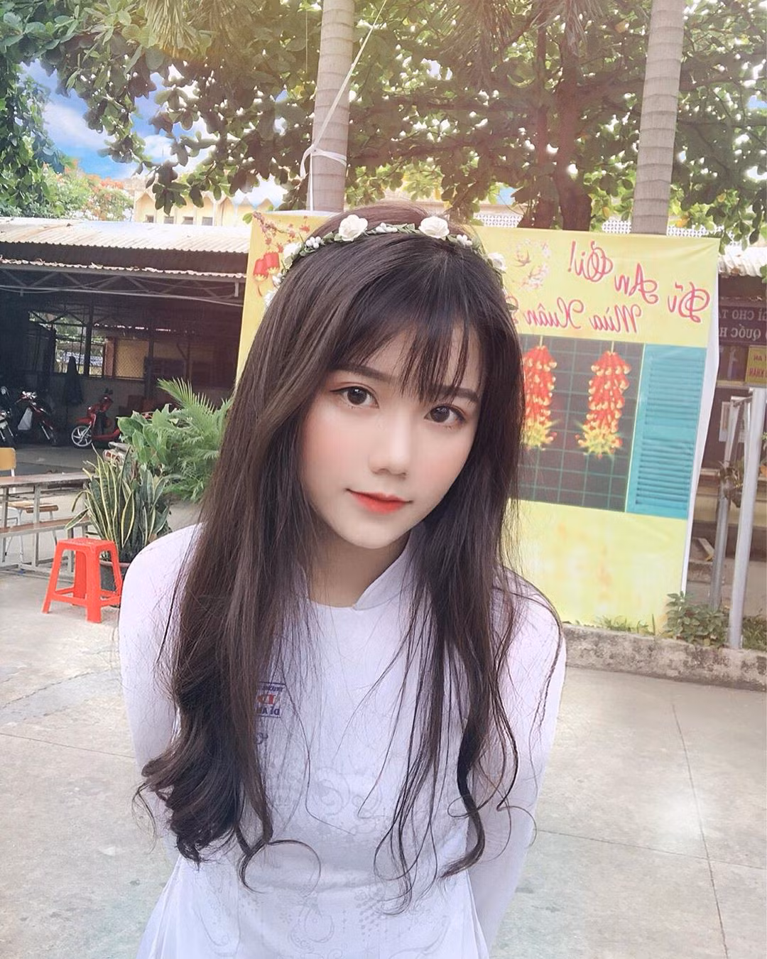 Không thể phủ nhận con gái Việt luôn có một sức hút khi khoác lên mình chiếc áo dài trắng truyền thống. Họ mang đến vẻ đẹp tinh khôi, hồn nhiên điển hình như nữ sinh 10X Bình Dương mới đây.