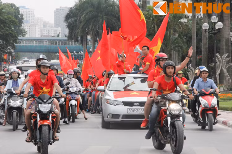 Chia sẻ với PV Kiến Thức, anh Hồ Hoàng Hải - thành viên trong Ban điều hành Hội CĐV VFS chia sẻ: "Chúng tôi đã lên kế hoạch và lộ trình rất cụ thể cho cuộc diễu hành này. Những thành viên trong Ban điều hành cũng quán triệt rất rõ vị trí của mình trong đoàn diễu hành và hy vọng mọi việc sẽ suôn sẻ. Hội CĐV VFS nói riêng và toàn bộ NHM ĐT Việt Nam nói chung đều mong rằng ĐT Việt Nam sẽ "ăn lẩu Thái" trong trận đấu sắp tới".