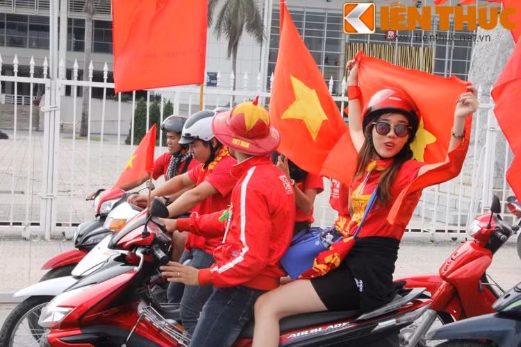 Các bạn trẻ rất hào hứng trước giờ khởi hành. Các băng rôn, Quốc kỳ... được Ban điều hành Hội CĐV VFS chuẩn bị hết sức kỹ lưỡng.