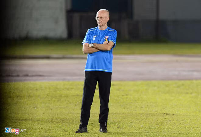Không chỉ tập chui, HLV Sven-Goran Eriksson đã bố trí lực lượng an ninh chặn cổng không cho truyền thông vào tác nghiệp nhằm giấu bài cho đội tuyển Philippines.