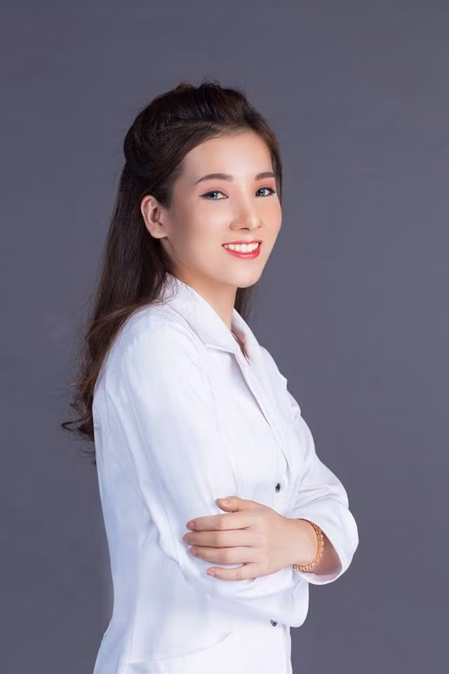 Từ một cô gái mắt lươn, da lốm đốm nốt ruồi cùng sống mũi "tràn bờ", giờ Lương Thị Hà đã lột xác với 2 mí rõ ràng, da trắng hồng mịn màng và sống mũi cao khiến gương mặt trở nên thanh thoát hơn rất nhiều.