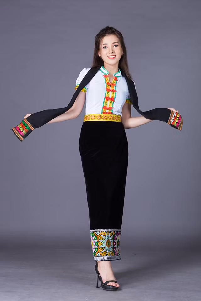 Tuy nhiên, sau khi những dòng tâm sự của Lương Thị Hà được đăng tải, đã được một thẩm mỹ viện chú ý và giúp cô thực hiện một số tiểu phẫu chỉnh sửa các nét trên gương mặt như nâng mũi, cắt mí, phun mày và tẩy nốt ruồi.
