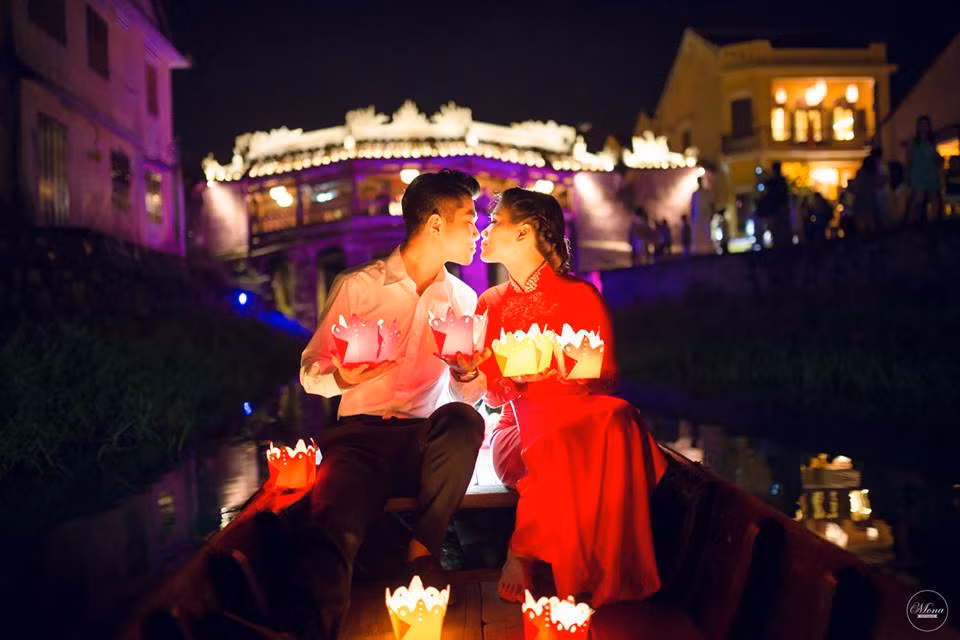 Chụp ảnh trên sông Thu Bồn để thỏa hoa đăng cực đẹp.