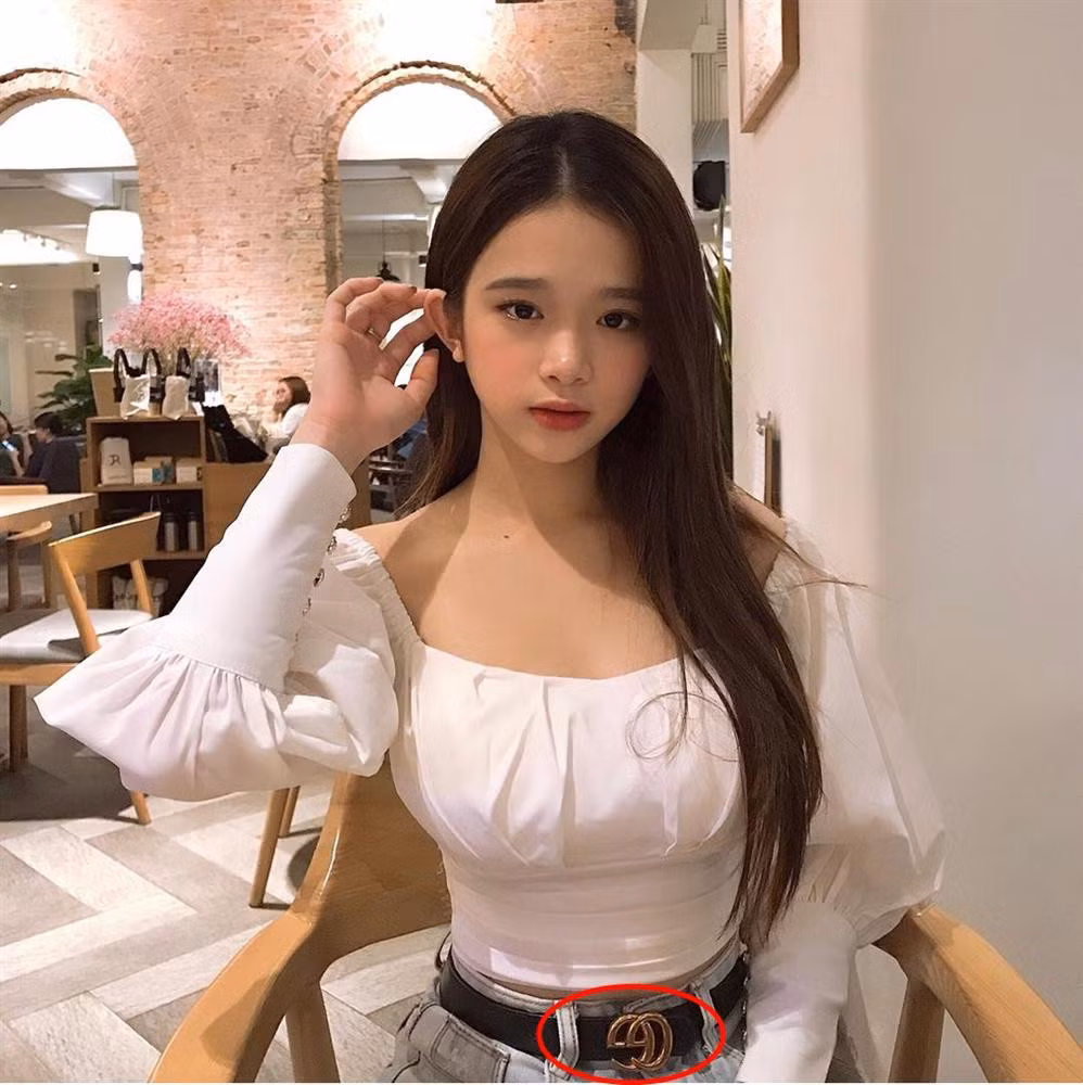 Thậm chí, không phải một lần mà rất nhiều lần Linh Ka đeo lộn ngược chiếc thắt lưng có giá gần 10 triệu đồng này.
