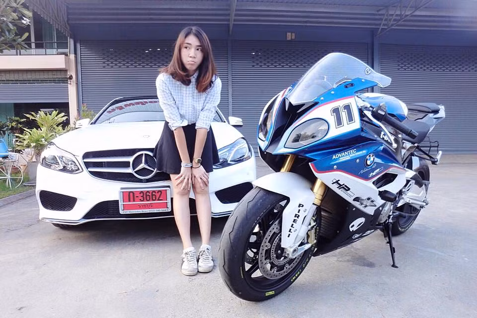 Loạt ảnh một hot girl Thái Lan cưỡi xế khủng dạo phố đã dần trở nên quen thuộc với cư dân mạng trong thời gian qua. Không chỉ thể hiện sự mạnh mẽ khi điều khiển "quái thú" mà cô gái này còn được nhiều người nhớ tới bằng thân hình gọn gàng và khuôn mặt xinh đẹp.
