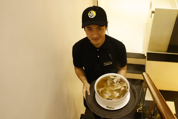 Với thách thức ăn hết tô phở khổng lồ trong vòng 45 phút nhận liền tay 1 triệu đồng tiền thưởng, trong ngày đầu thách đố, đã có rất nhiều bạn trẻ tới thử sức. Tất nhiên, không phải ai cũng có thể dễ dàng chiến thắng với hàng tá những quy định ngặt nghèo đưa ra.