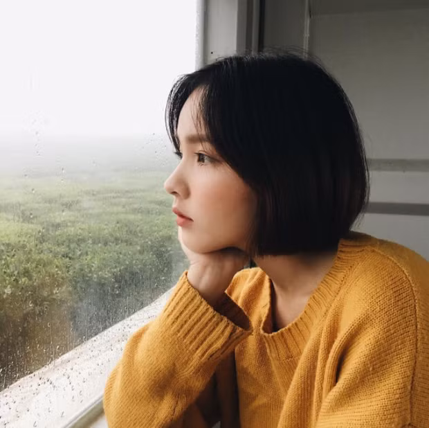 Mới đây, một cô nàng nữ sinh ĐH Công Nghiệp TP HCM bất ngờ nổi tiếng trên mạng xã hội, sau khi những hình ảnh của cô bạn này được đăng tải trên nhiều fanpage trên mạng xã hội. Chưa dừng lại ở đó, cô bạn này còn bị tưởng nhầm là hot girl Trung Quốc khi sở hữu những đường nét khá đặc trưng.
