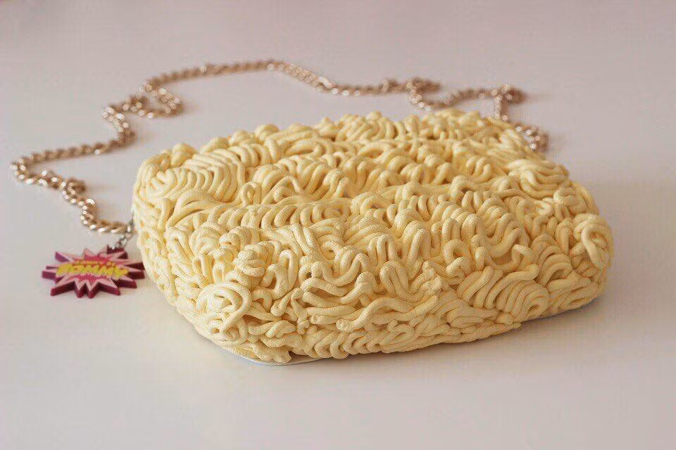 Cụ thể, Etsy cho phép cá nhân đăng tải và bày bán những sản phẩm gia dụng hay ho, chủ yếu hướng đến đối tượng khách hàng là nữ giới.
