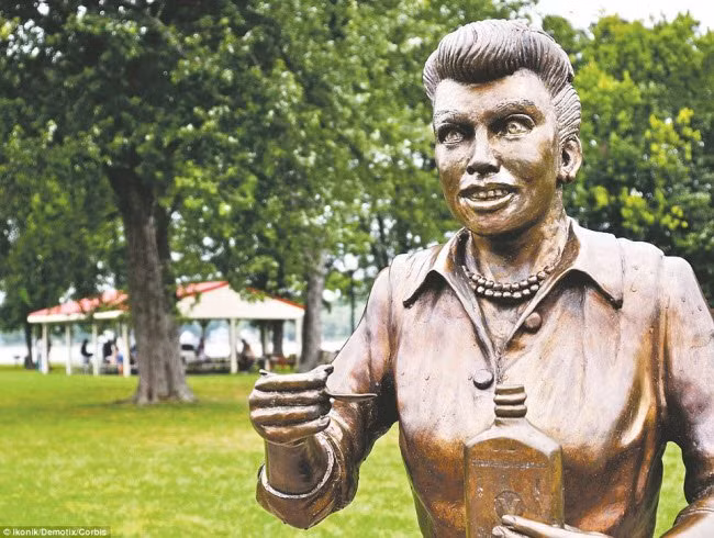Bức tượng của nữ diễn viên Lucille Ball ở New York là một trong những bức tượng xấu xí vì được mô phỏng theo một cảnh xấu mà cô diễn xuất trong bộ phim “I Love Lucy” vào những năm 1950.