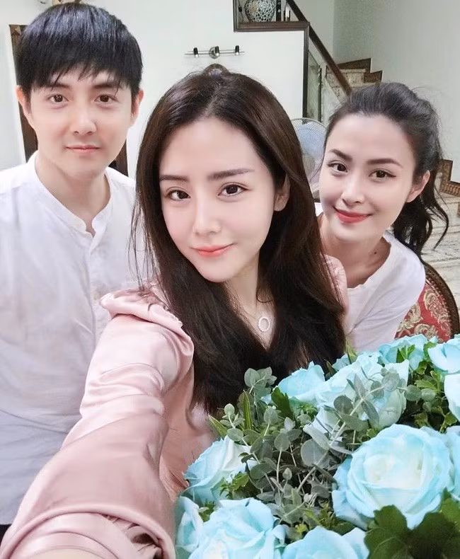 Tuy nhiên, trong những hình ảnh mới nhất gần đây, gương mặt của Thoại Liên có phần lạ lẫm, đặc biệt là môi và mắt, khiến nhiều người tò mò và đặt ra nghi vấn rằng cô nàng hot girl này đã "động dao kéo" vào mặt.