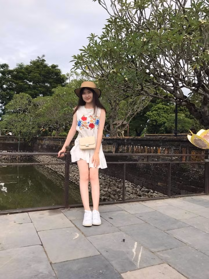 Hiện tại Hải Minh là học sinh lớp 12A9 trường Ngô Quyền - Hải Phòng. Ngay sau khi những bức ảnh trong ngày khai giảng được chia sẻ rộng rãi trên mạng xã hội, nữ sinh này nhận được rất nhiều lời mời kết bạn từ khắp nơi.