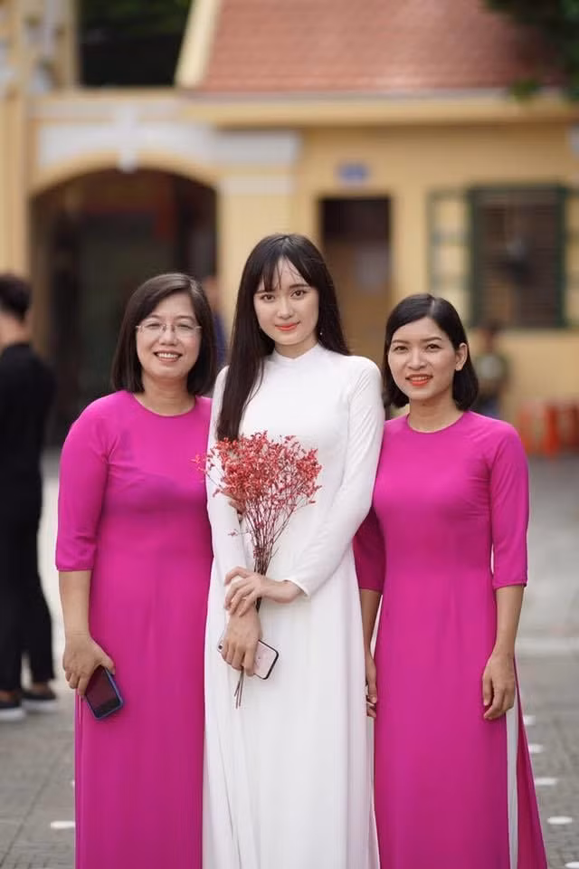 Trên fanpage của trường THPT Ngô Quyền - Hải Phòng đã đăng tải những bức ảnh của một nữ sinh cực xinh đẹp, dịu dàng trong trang phục áo dài trắng tinh khôi, xuất hiện trong lễ chào tại chính ngôi trường cấp ba nổi tiếng bậc nhất thành phố Cảng.
