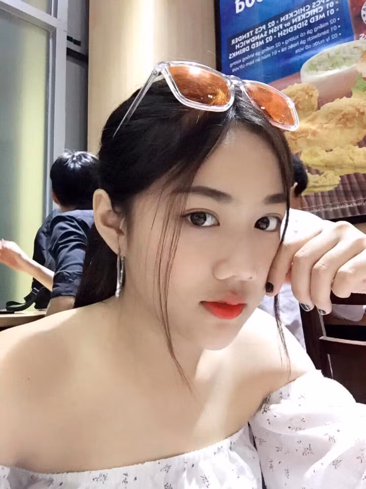 Chia sẻ cái tên đặc biệt của mình, Triệu Vy tâm sự rằng: "Theo lời kể của mẹ, trước kia do mẹ mê phim Hoàn Châu Cách Cách quá và đặc biệt thích nhân vật chính nên đã đặt luôn tên cho mình giống với nữ diễn viên chính người Trung Quốc".