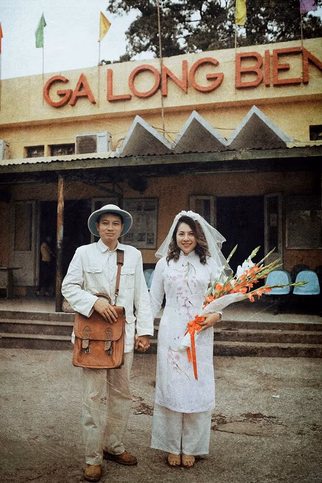 “Địa điểm chụp ảnh là những nơi in dấu kỷ niệm, gắn bó với chúng mình. Có lẽ, tình yêu với Hà Nội giản dị, đơn sơ như chính tình yêu cả hai dành cho nhau”, cô dâu chia sẻ.