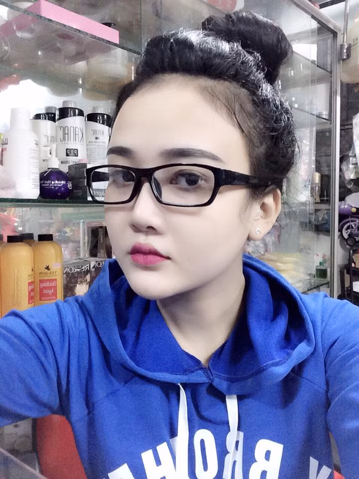 Cô chủ nhỏ Thanh Trang cùng shop mỹ phẩm của mình.