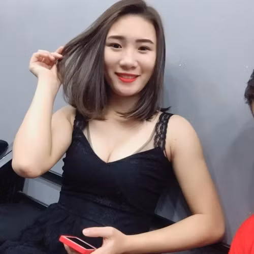Ngay lập tức, dân mạng đã lùng sục để tìm ra những thông tin của cô gái trên, đó là nickname Xinhh's Hoaii's, tên thật là Võ Thị Hoài, 20 tuổi, cùng quê Nghệ An với Công Phượng. Hiện cô bạn 9X này đang học tiếng Nhật tại Hà Nội.