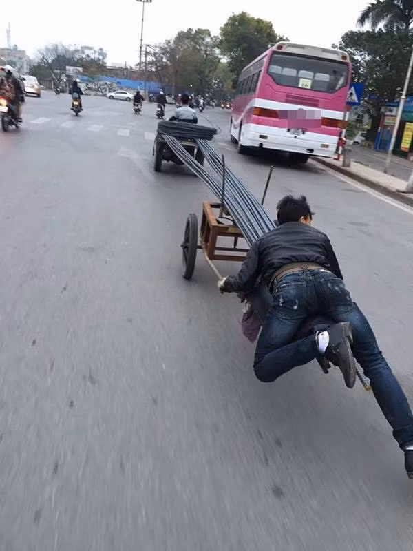 Khánh Băng: "Xe chở thép với móc kéo phụ ngang nhiên tham gia giao thông trên đường và không che chắn bịt đầu nhọn, nhiều khi đi đường nhìn thấy vậy mình cố gắng tránh xa hoặc tìm đường đi khác".