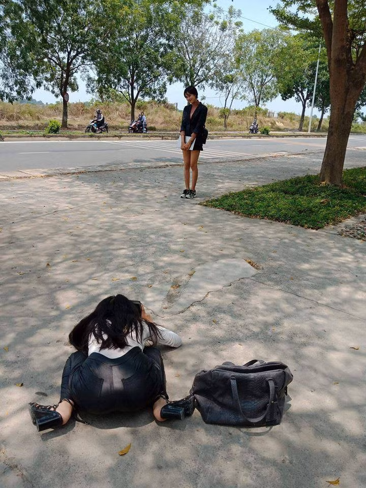 Chụp ảnh sống ảo nói khó thì cũng không khó lắm nhưng bảo dễ thì chưa hẳn bởi nó là bộ môn nghệ thuật cần rất nhiều sự đầu tư của không chỉ 1 người mà là cả 1 ê kíp trong đó đứa bạn thân chụp ảnh phải trải qua nhiều khó khăn.