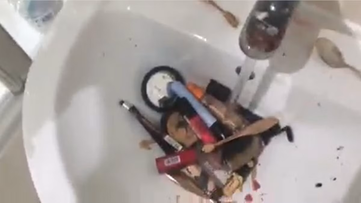 Tuy bị coi là một "tội ác", nhưng cách trả đũa kiểu "giận cá chém thớt này" cũng được xem là một bài học đáng giá cho các chị em phụ nữ khi quá mải mê làm điều gì đó mà quên đi sự tôn trọng với người yêu.