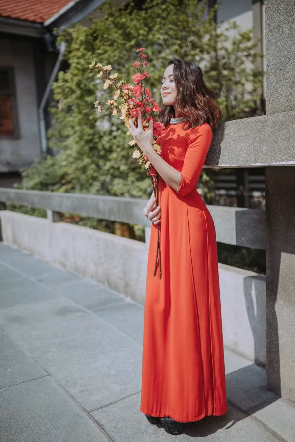 Chiếc áo dài truyền thống giúp các bạn trẻ có thể khoe ra những đường cong nuột nà nhưng không hề phản cảm và nó khiến không biết bao anh chàng phải ngắm nhìn hồi lâu. Ảnh sử dụng trong bài: Sưu tầm Blend &amp; Retouch.