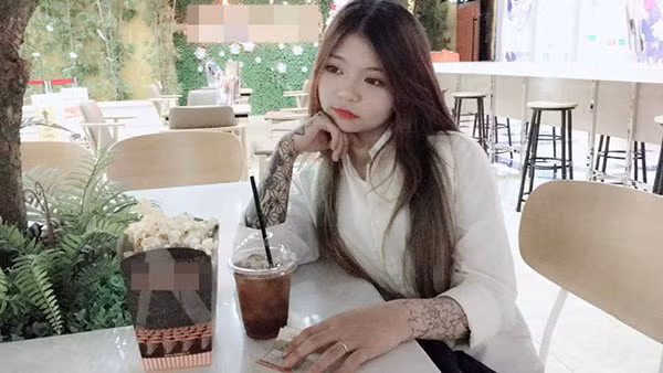 Nửa năm sau đó, Phụng xăm kín chân trái và phần dưới ngực. Với hàng chục hình xăm lớn nhỏ trên người, Phụng luôn là tâm điểm chú ý mỗi lần xuất hiện trước đám đông.