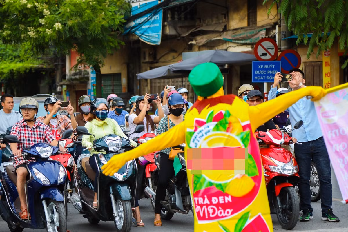 Nhiều người dân đã tranh thủ cầm máy điện thoại lên để chụp ảnh.