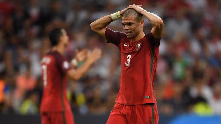 Cũng giống như Ramos, Pepe không chỉ phòng ngự hay mà khả năng không chiến của anh chàng này là khá tốt và không ít lần, cựu cầu thủ của Real Madrid đã khiến đối thủ phải ôm hận bằng những pha xuất hiện bất thình lình trong vòng cấm.