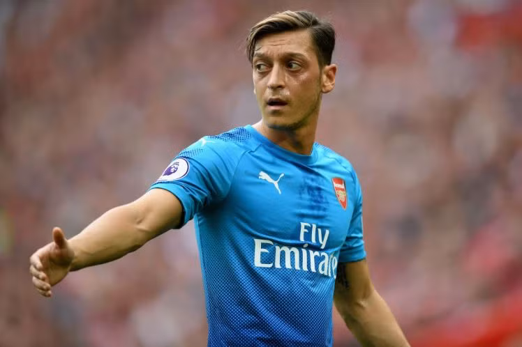 Arsenal bán Mesut Ozil 20 triệu bảng: Theo The Sun, Arsenal chuẩn bị bán Mesut Ozil vào tháng Giêng, thay vì để "mất trắng" tiền vệ người Đức khi hợp đồng đôi bên sẽ kết thúc vào hè 2018. Cùng với Alexis Sanchez, Pháo thủ đến nay vẫn chưa đạt thỏa thuận gia hạn với Mesut Ozil. Tình thế khiến họ đối mặt với nguy cơ "trắng tay", nhìn 2 trụ cột dứt áo ra đi. Ảnh: The Sun