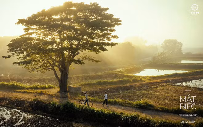 Từ cây ngô đồng, cánh đồng lúa xanh rì chạy tít tắp ở làng Đo Đo - Xã Quảng Phú, huyện Quảng Điền, tỉnh Thừa Thiên Huế đến bối cảnh của trường Tiểu học cộng đồng Đo Đo, rừng thông đồi Thiên An, trường Đại học Sư phạm Huế,... đều được Như Ý và Nhựt Phương cùng ekip ghé qua.