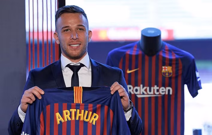 Ngay sau khi chia tay Paulinho, ban lãnh đạo Barcelona đã chiêu mộ một cầu thủ Brazil khác đó là Arthur Melo từ CLB Gremio.