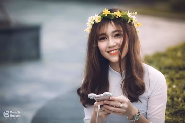 Mới đây, một diễn đàn dành cho giới trẻ đã chia sẻ bức ảnh một cô gái vô cùng xinh xắn đang ngồi bán roi, thu hút đến hơn 64.000 lượt thích cùng hàng ngàn bình luận từ phía cộng đồng mạng và người ta dễ dàng nhận ra đây không ai khác chính là hot girl trường đại học Xây dựng từng bất ngờ nổi tiếng thời gian qua là Nguyễn Bảo Thoa.