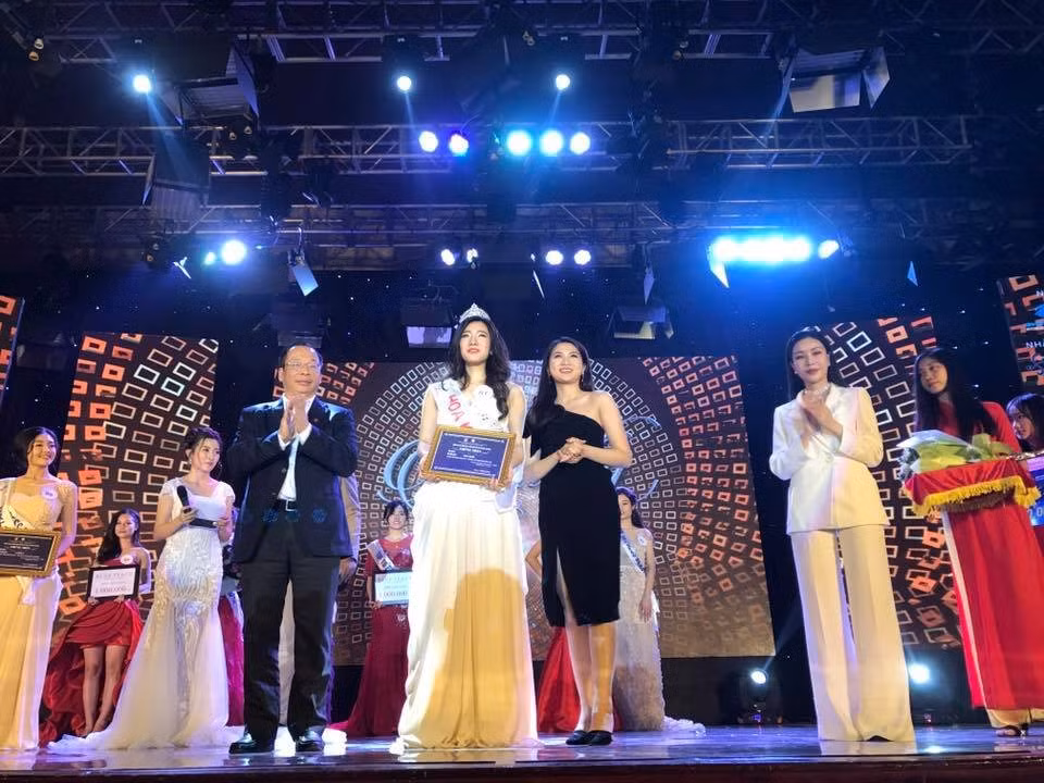 Tân hoa khôi trường Báo - Phương Anh hoàn thành vòng thi ứng xử một cách hoàn hảo trước câu hỏi: nếu cuộc đời là những chuyến đi thì chuyến đi nào với em là dài nhất, Phương Anh đã ngay lập tức trả lời: Chuyến đi dài nhất là chuyến đi đến kiến thức.