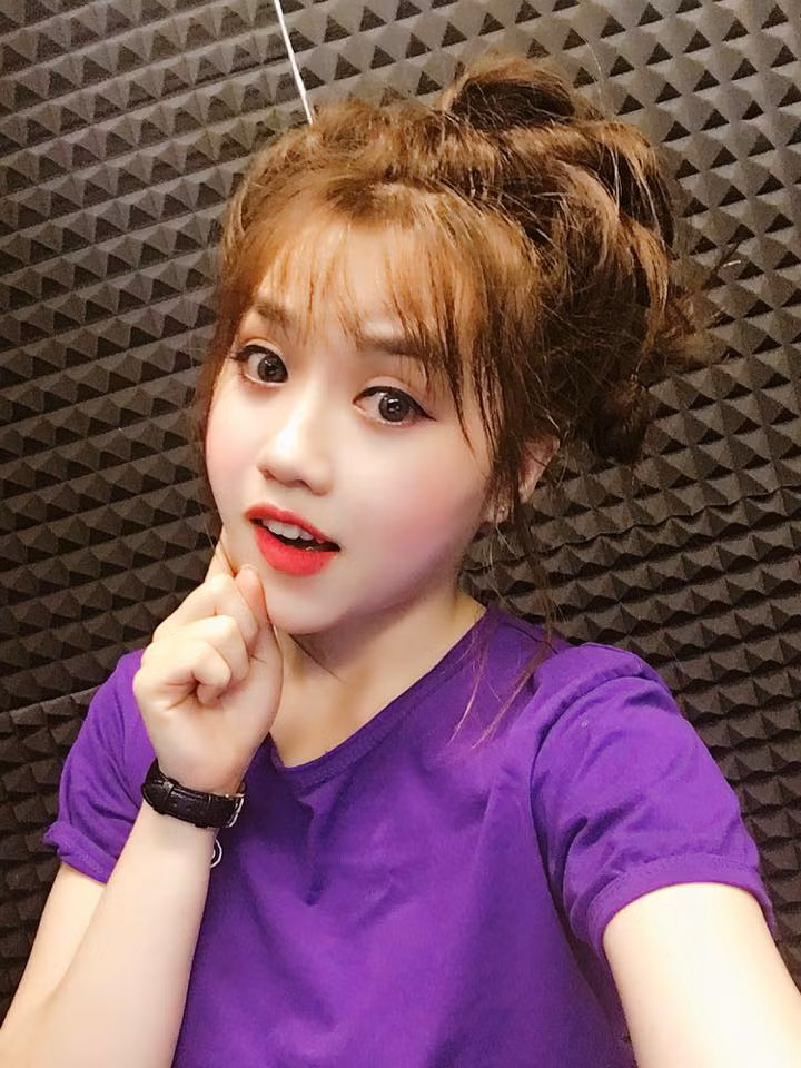 Trước đó, cộng đồng mạng đã biết tới Thùy Dung thông qua nhưng buổi livestream chia sẻ về tình yêu bóng đá, những clip cover các ca khúc nhưng thay phần lời liên quan đến bóng đá.