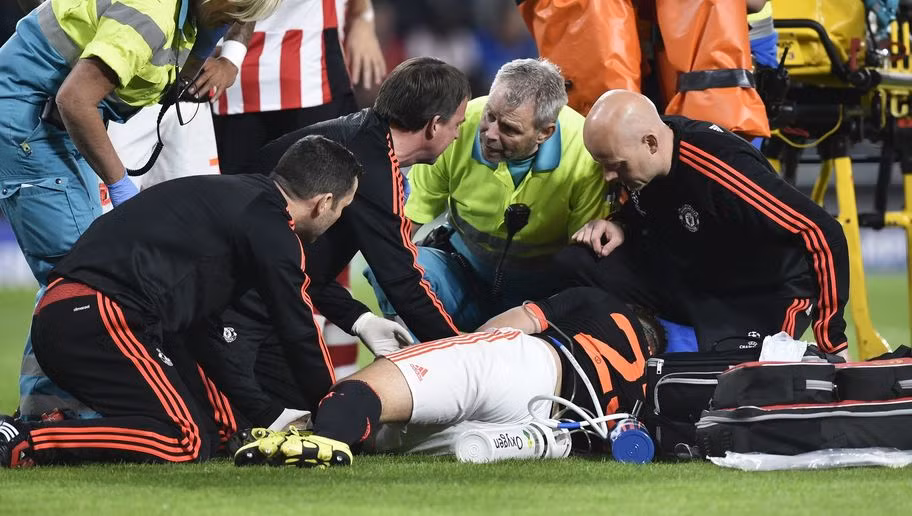 Gãy chân trong trận mở màn Champions League gặp PSV, Luke Shaw phải ngồi ngoài hết mùa giải. Cơ hội dự vòng chung kết Euro đầu tiên trong sự nghiệp vì thế sẽ rất nhỏ.