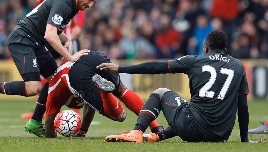 Divock Origi là tài năng trẻ người Bỉ đã dính chấn thương cơ đùi trong buổi tập của tuyển Bỉ và được trả về Liverpool. Tuy nhiên cho đến nay, ngày trở lại của Divock Origi chưa được xác định. Vấn đề gặp phải khiến Origi không có nhiều cơ hội ra sân cho Liverpool trong thời gian tới và khả năng dự EURO còn bỏ ngỏ.