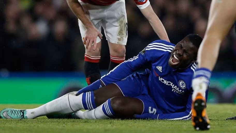 Kurt Zouma (Pháp) được chẩn đoán đã đứt dây chằng gối trong trận đấu giữa Chelsea và Manchester United hồi 8/2/2016. Zouma sẽ mất ít nhất 6 tháng để điều trị chấn thương sau ca phẫu thuật. Điều này đồng nghĩa, anh sẽ nghỉ thi đấu hết mùa và mất luôn Euro trên chính quê hương.