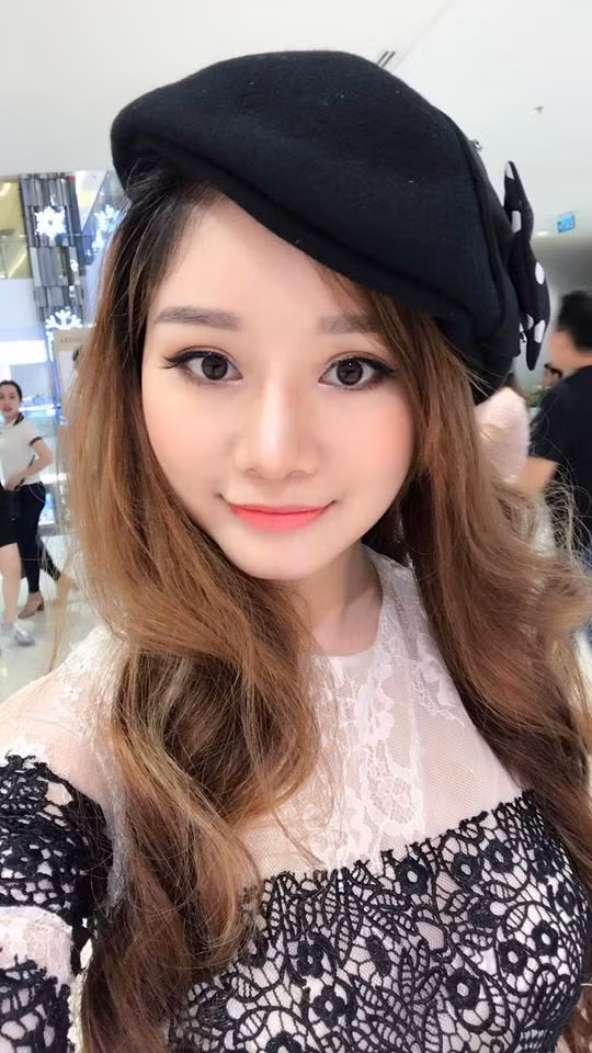 Công cuộc làm đẹp của Ngọc Huyền bắt đầu vào năm 2015, cô bạn 9X Sài Gòn này đi nâng mũi, cắt mí mắt. Khi mắt lành rồi Huyền mới cắt cánh mũi, nửa năm sau lại làm cằm và cách đây 6 tháng cô nàng vừa hoàn thiện việc nâng ngực để có thân hình quyến rũ hơn.
