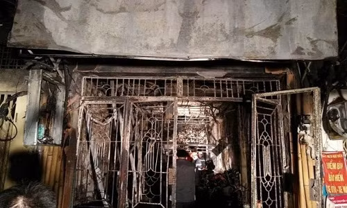 Căn nhà ống vừa ở vừa mở quán cà phê bị cháy vào rạng sáng 16/12, khiến 6 người trong cùng gia đình thiệt mạng. Ảnh: Lê Trai.