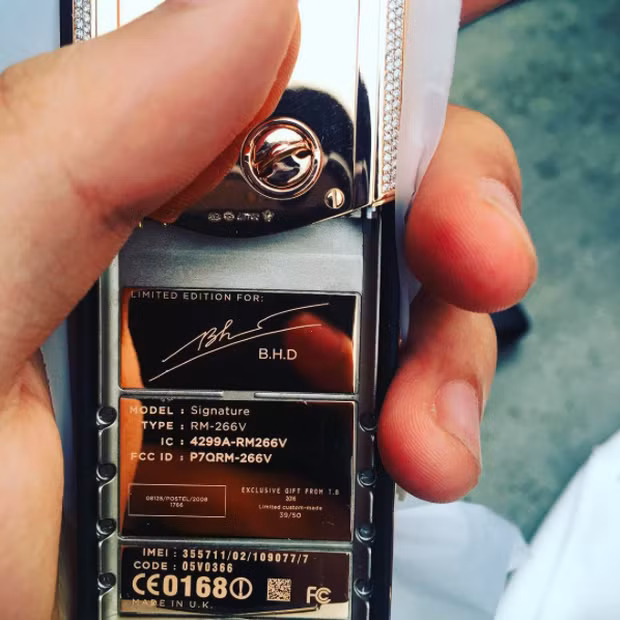 Chiếc điện thoại Vertu phiên bản Signature phiên bản đặc biệt có chữ kí và được Dương Bảo Hưng đặt riêng kỉ niệm sinh nhật mình. Trên thân điện thoại có tên và chữ kí của cậu ấm con nhà đại gia Hà thành này.